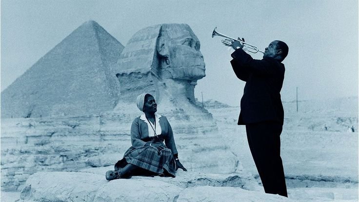 Louis Armstrong et sa femme au pieds des pyramides égyptiennes.
